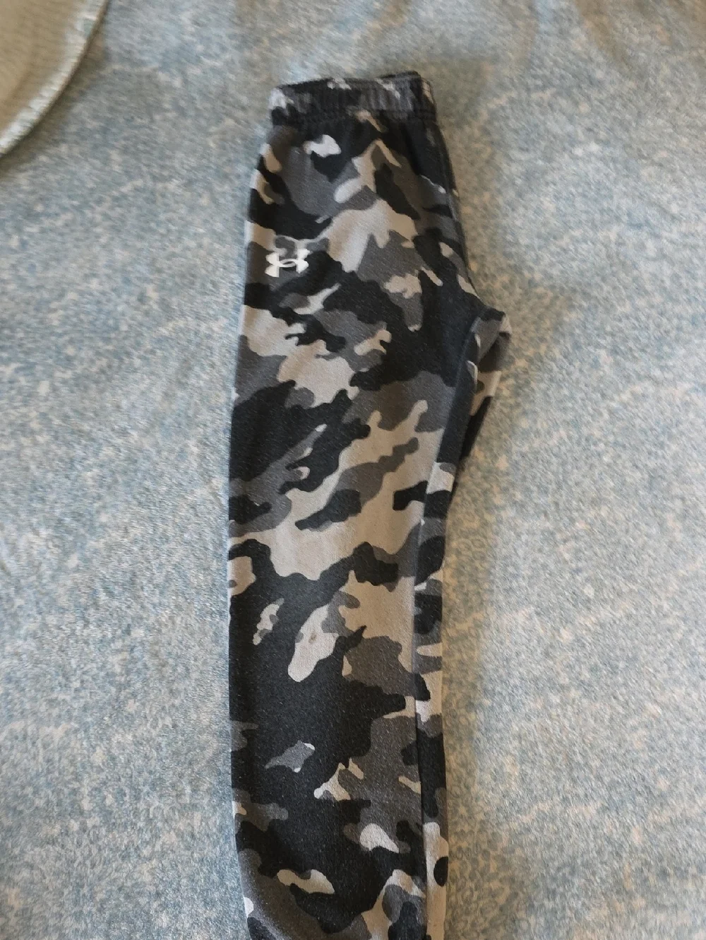 Under Armour (7) Black & Gray Camo Performance Sweatpants